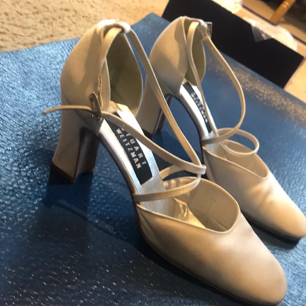 White satin Stuart Weizmann Size: 7.5 Mediun